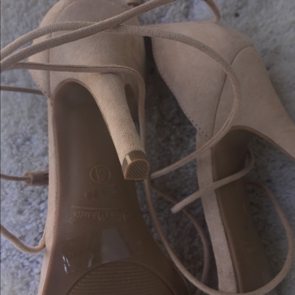 Anne michell hells - Picture 2 of 4